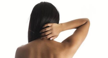 The girl shows her neck from the sorone with the back